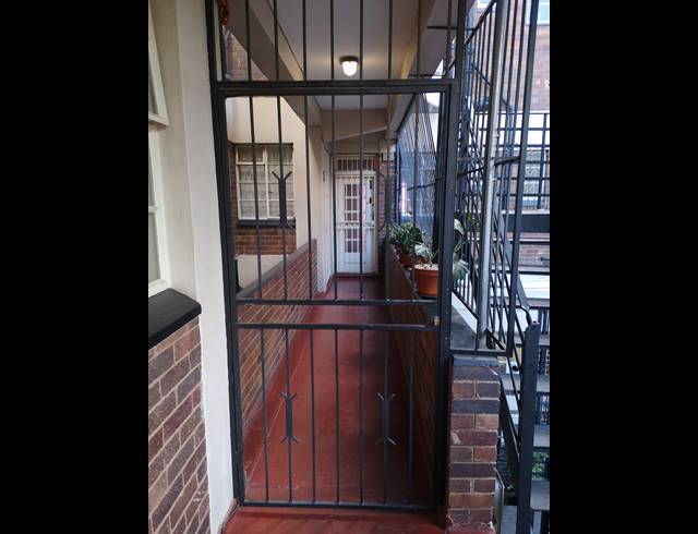 1 BEDROOM APARTMENT FOR SALE IN EMMARENTIA